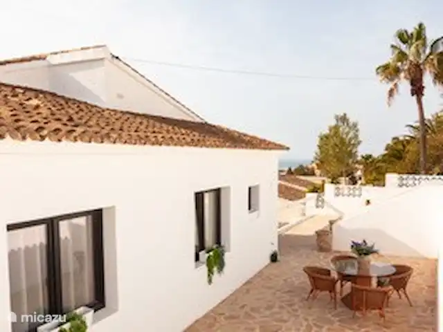 Le Savoir Vivre | Espagne, Costa Blanca, Benitachell - villa La maison à l’avant, Beaux sièges au soleil  
Déjeuner dans l’après-midi avec un endroit ombragé