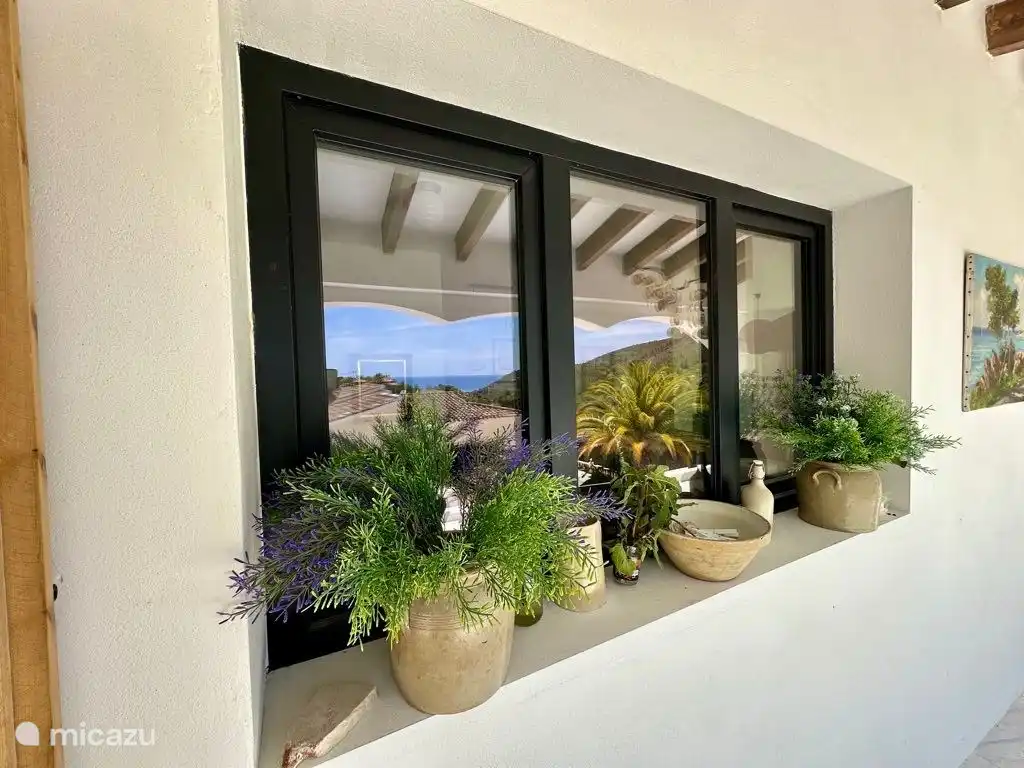 Außerhalb des Küchenfensters mit Reflexion