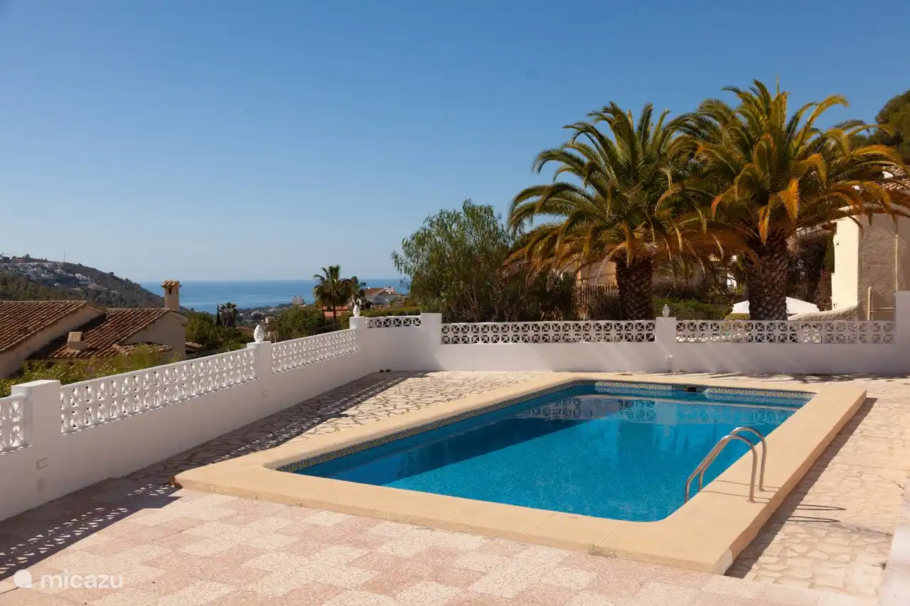 Geräumiges Schwimmbad 6 x 12