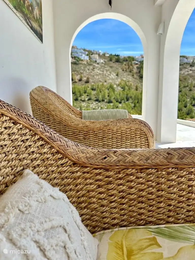 Blick von Ihrem Liegestuhl auf die Berge links und das Meer davor