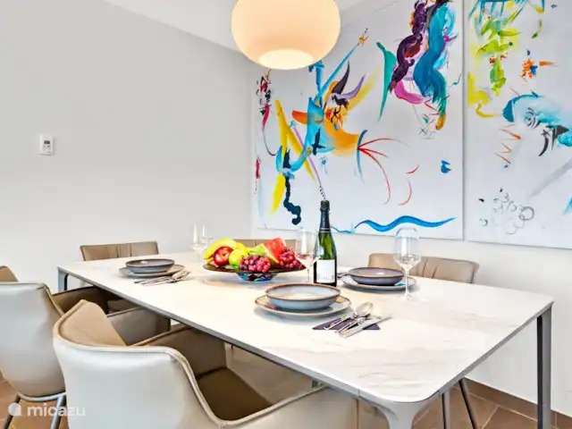 Denia Beach Penthouse huren in Spanje, Costa Blanca, Dénia - penthouse eetkamer tafel met schilderijen en philips hue lamp.