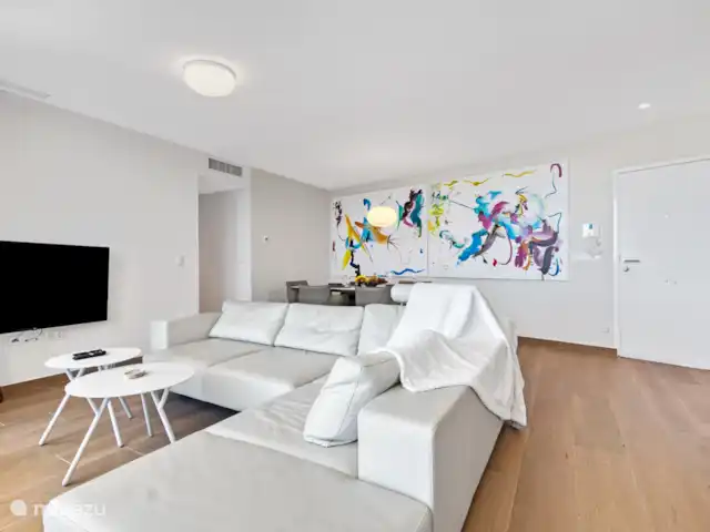 Denia Beach Penthouse huren in Spanje, Costa Blanca, Dénia - penthouse perpectief vanuit de hoek van de woonkamer en terras naar de zitbank en de eetkamer tafel. Met daarbij zicht op de gang naar de slaapkamers.