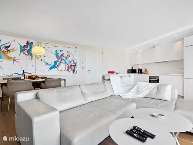 Denia Beach Penthouse huren in Spanje, Costa Blanca, Dénia - penthouse 6 persoons leren bank, waarbij je de leuning nog omlaag kunt klappen om nog een extra zitplaats te creeeren.