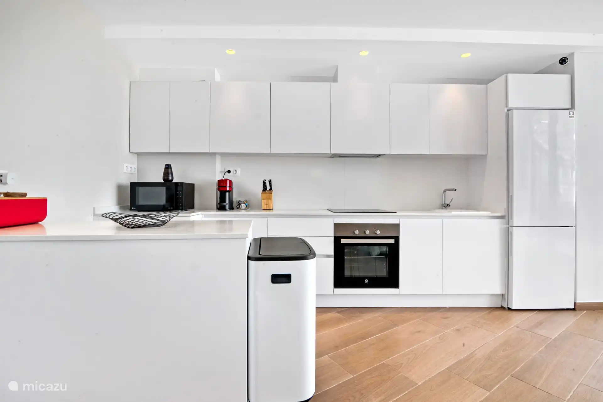 The kitchen has a nice sleek design with a neutral color. The kitchen is also equipped with a Hue lighting system.