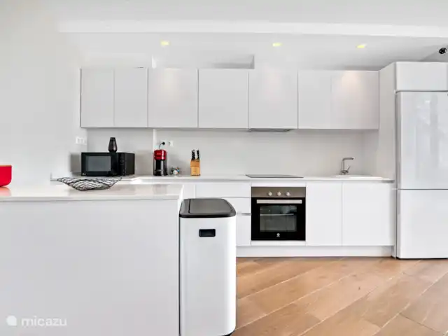 Denia Beach Penthouse huren in Spanje, Costa Blanca, Dénia - penthouse De keuken heeft een mooi strak design met een neutrale kleur. Ook de keuken is voorzien van een Hue verlichtingssysteem.