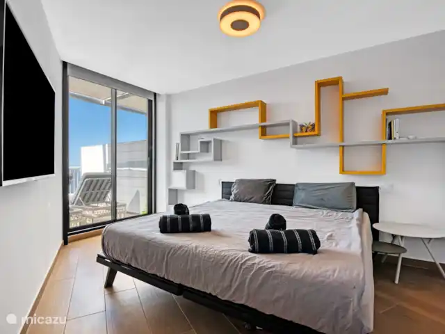 Denia Beach Penthouse huren in Spanje, Costa Blanca, Dénia - penthouse Dit is de masterbedroom waar een eigen badkamer bij hoort.