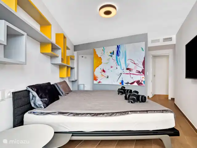 Denia Beach Penthouse huren in Spanje, Costa Blanca, Dénia - penthouse Masterbedroom met een mooi modern schilderij.