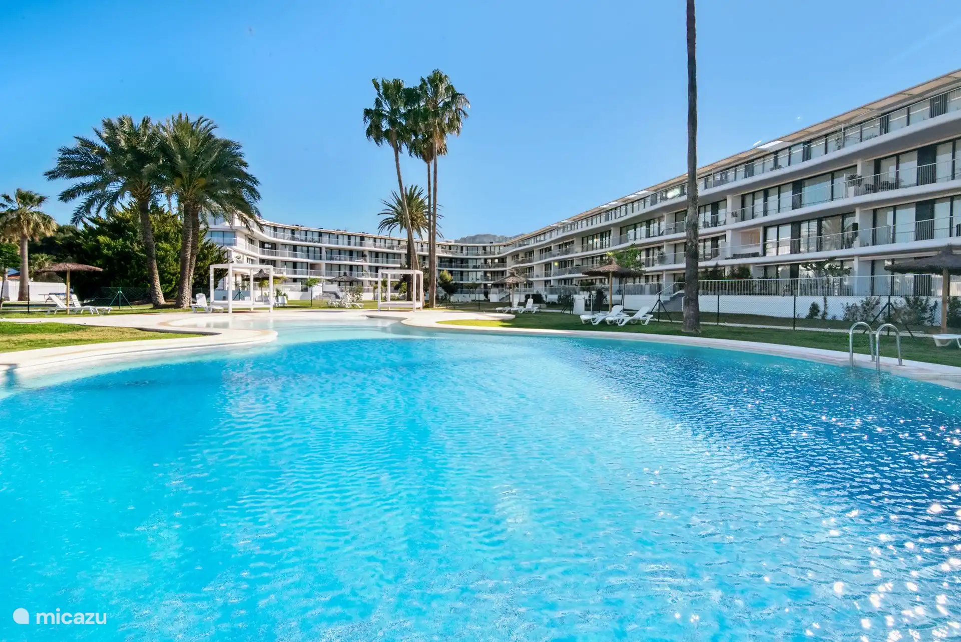 The closed complex has a lovely swimming pool, both for adults and a children&#39;s section. There are also showers at the pool and there are lovely sun loungers and shade areas around the pool.