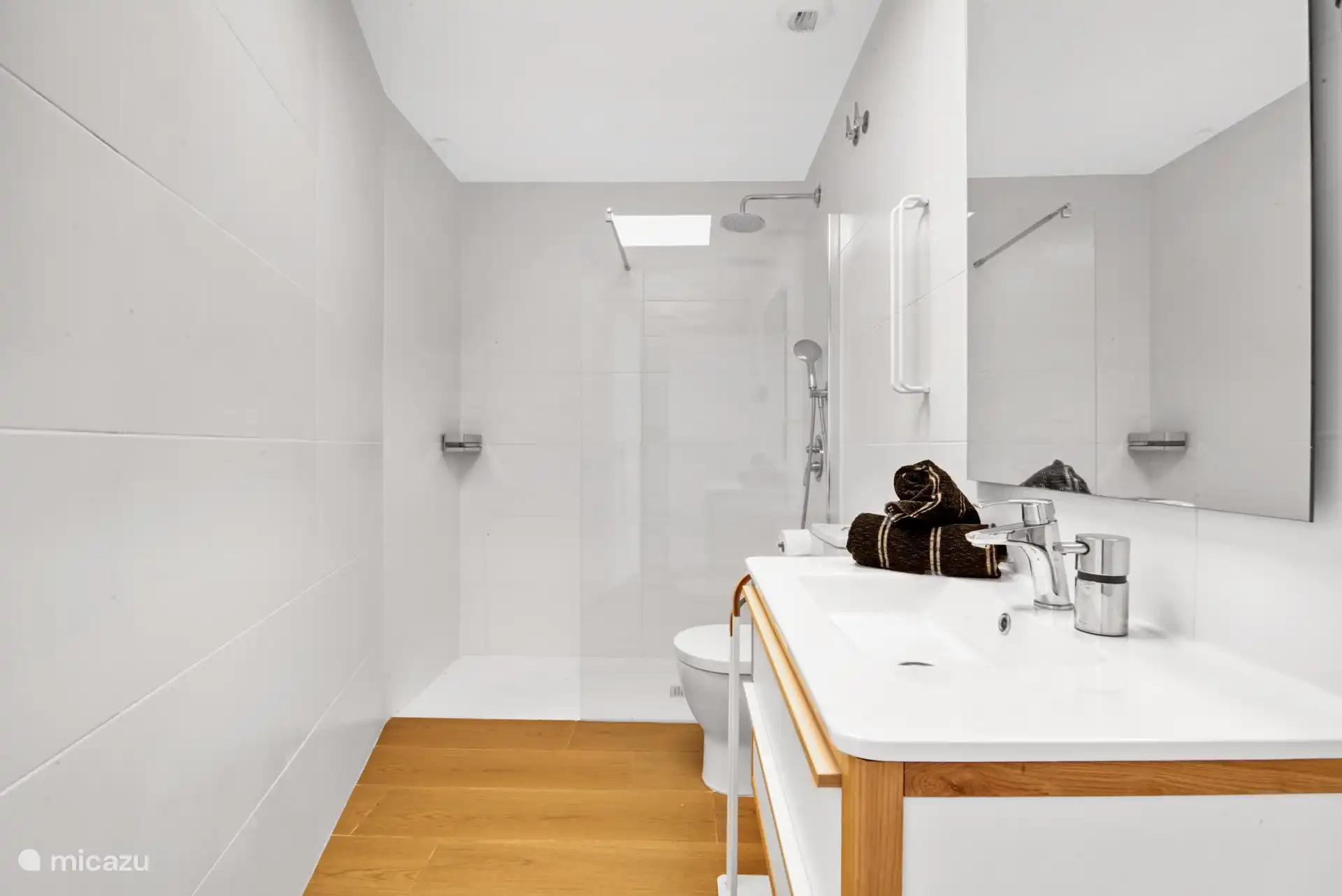 Bathroom belonging to the master bedroom.