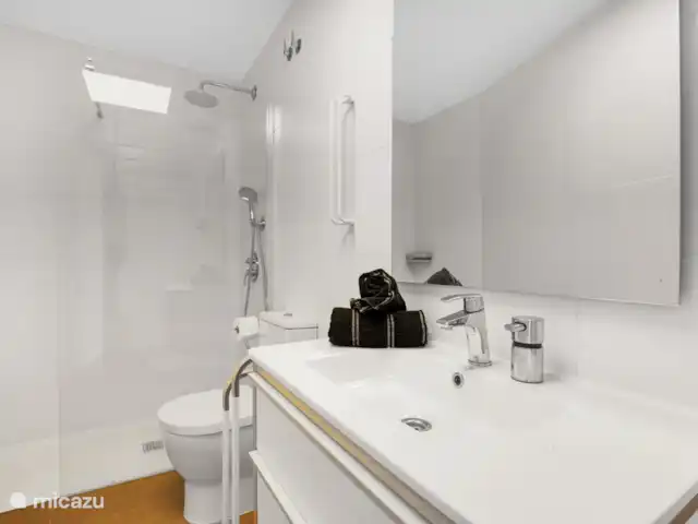 Denia Beach Penthouse huren in Spanje, Costa Blanca, Dénia - penthouse Ander perspectief van de badkamer bij de master bedroom.