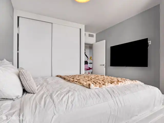 Denia Beach Penthouse huren in Spanje, Costa Blanca, Dénia - penthouse Ander perspectief van de middelste slaapkamer  met eigen kast en eigen smart tv.