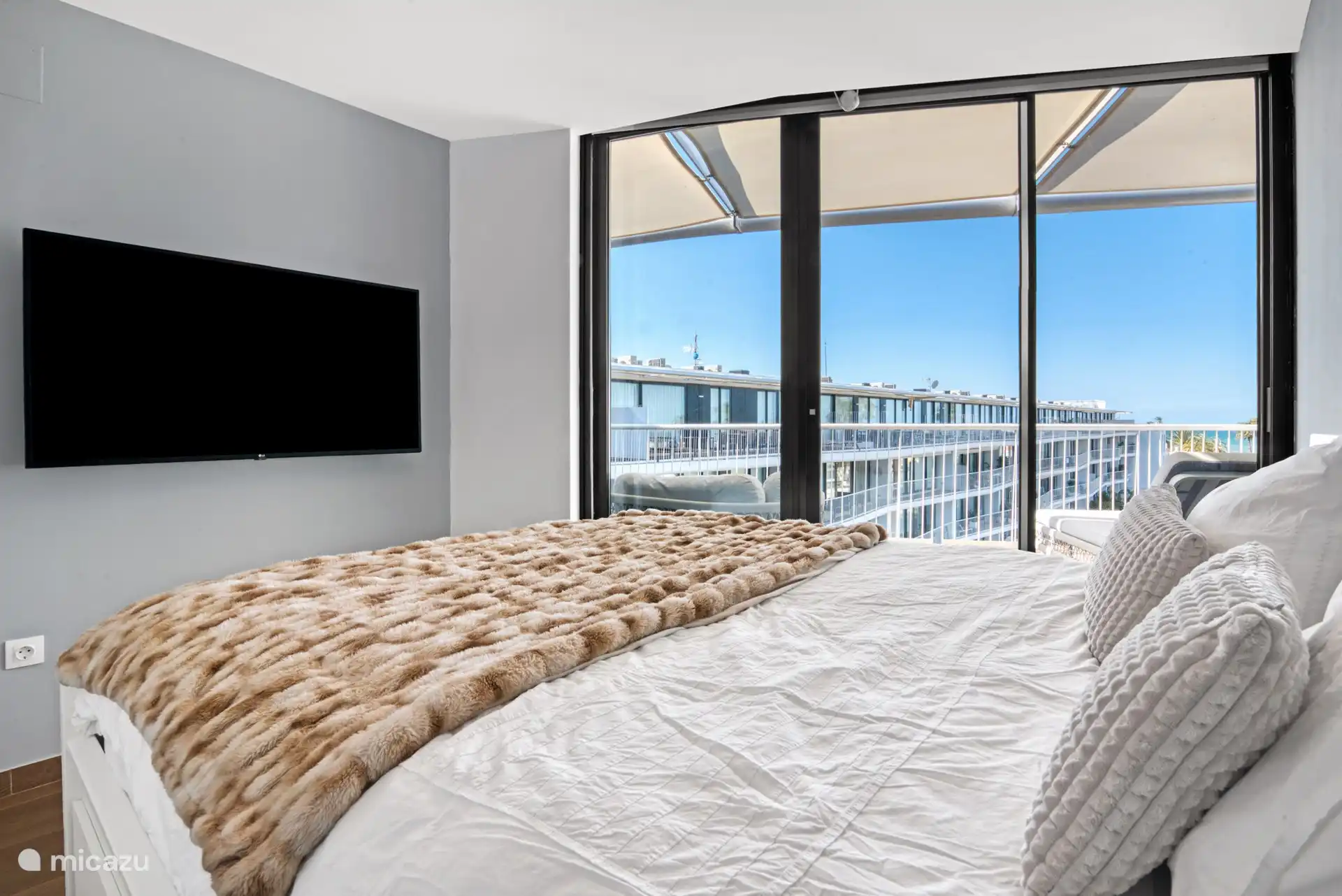 the middle bedroom from a different perspective.