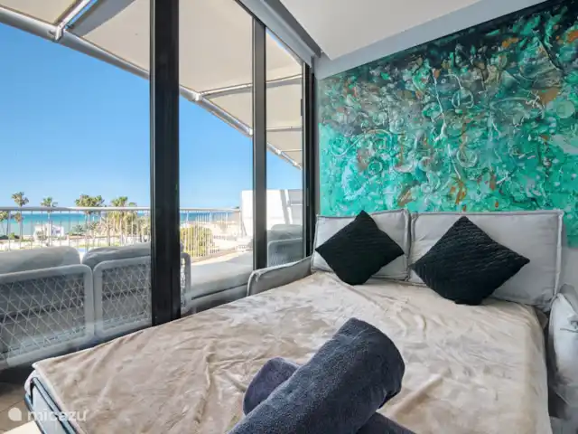 Denia Beach Penthouse huren in Spanje, Costa Blanca, Dénia - penthouse ander perspectief van de kleinste slaapkamer, die overigens ook een smart tv heeft en een eigen inbouwkast.