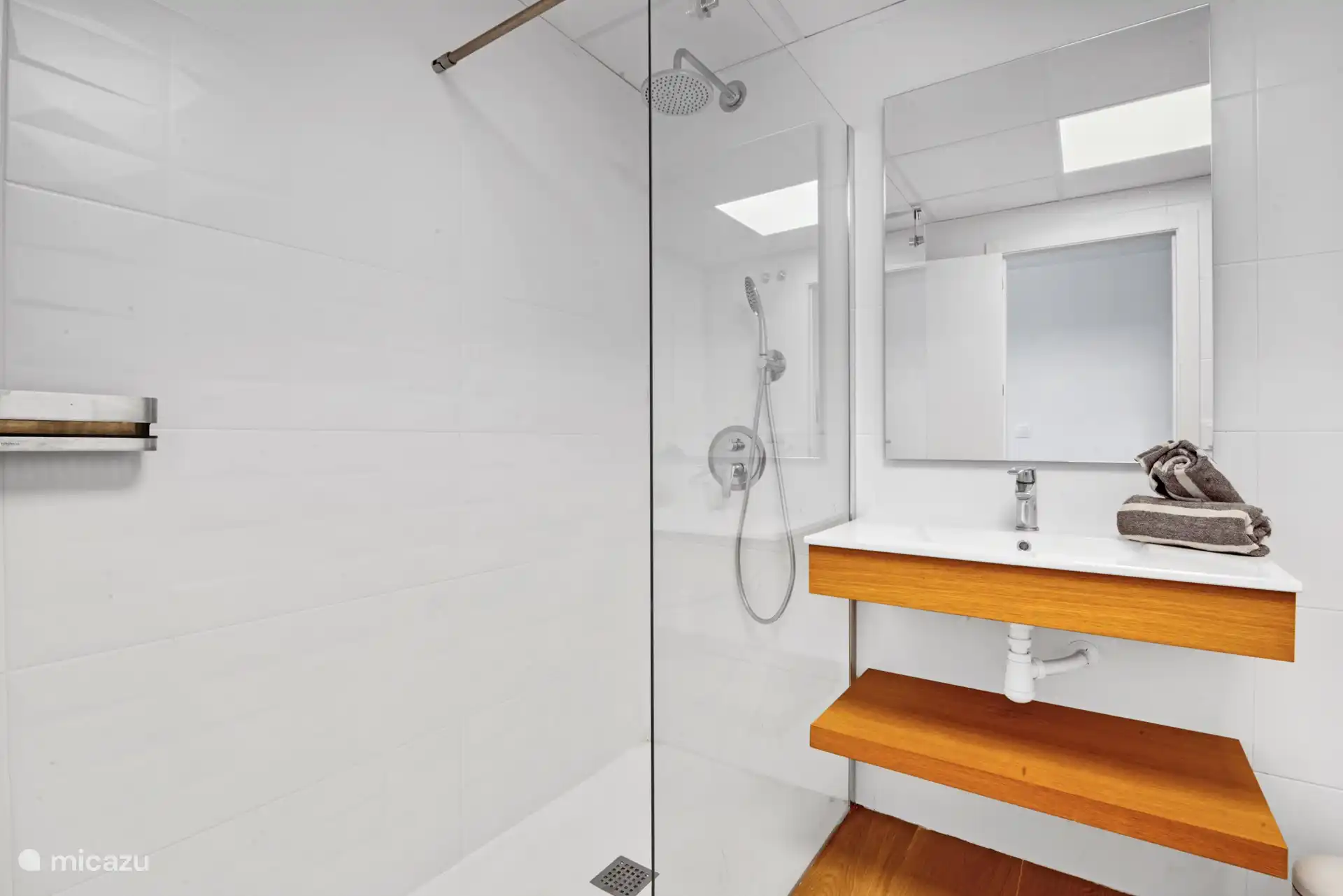 This is the bathroom that belongs to bedrooms 1 and 2.