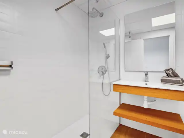 Denia Beach Penthouse huren in Spanje, Costa Blanca, Dénia - penthouse Dit is de badkamer die bij de slaapkamer 1 en 2 horen.