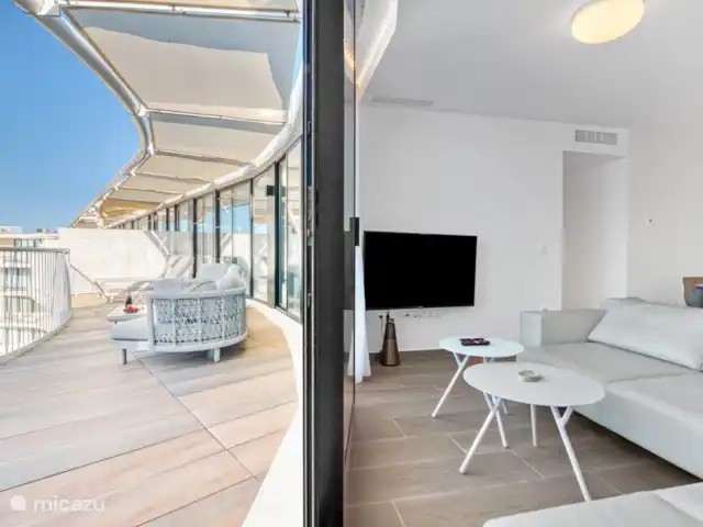 Denia Beach Penthouse huren in Spanje, Costa Blanca, Dénia - penthouse foto gemaakt vanuit woonkamer met zicht op de woonkamer en terras.