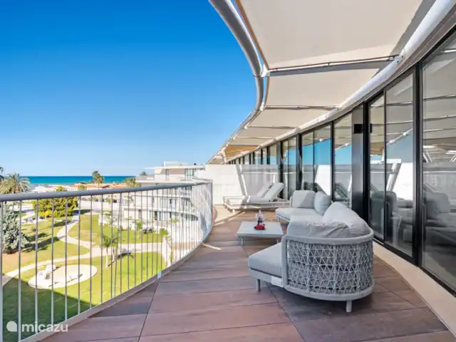 Denia Beach Penthouse huren in Spanje, Costa Blanca, Dénia - penthouse perspectief vanaf de schuifpui woonkamer naar de rechterkant. Deze afbeelding geeft ook het ruime terras goed weer.