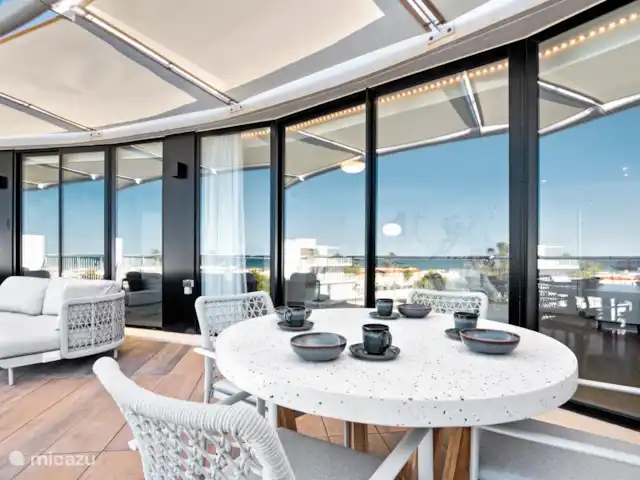 Denia Beach Penthouse huren in Spanje, Costa Blanca, Dénia - penthouse tafel op het buitenterras