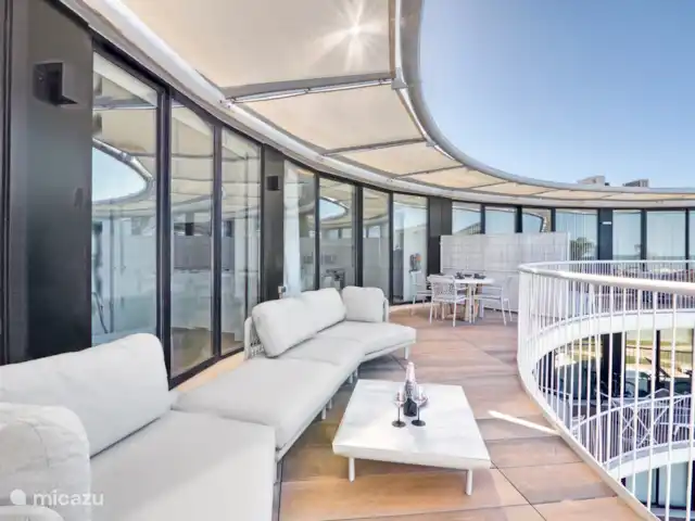 Denia Beach Penthouse huren in Spanje, Costa Blanca, Dénia - penthouse Super gezellige avonden op het terras. Ook tijdens de zomer is het vanwege de schaduw op het terras heerlijk toeven.