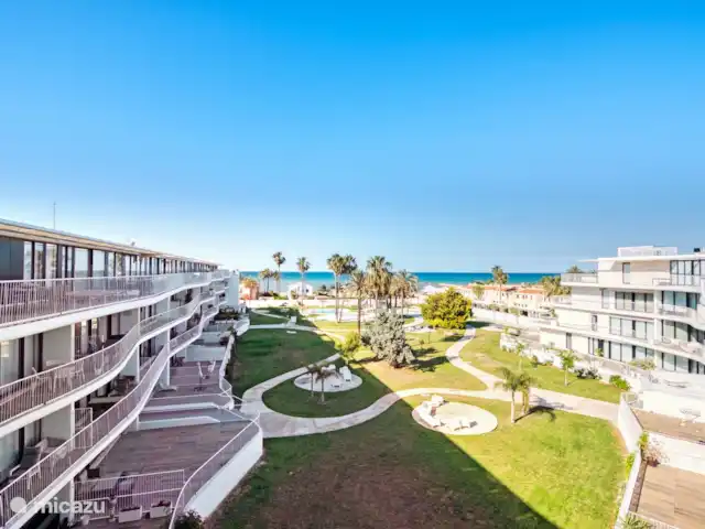 Denia Beach Penthouse huren in Spanje, Costa Blanca, Dénia - penthouse zicht vanaf het terras op de tuin van het complex. De tuin wordt perfect onderhouden.