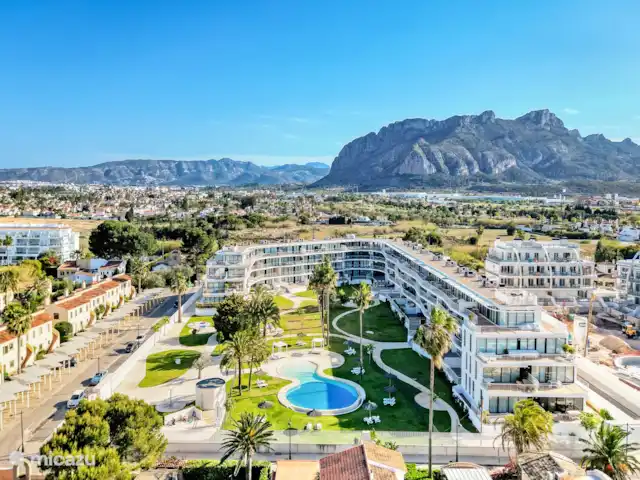 Denia Beach Penthouse huren in Spanje, Costa Blanca, Dénia - penthouse Mooi zicht van het complex met de bergen op de achtergrond.