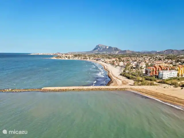 Denia Beach Penthouse huren in Spanje, Costa Blanca, Dénia - penthouse mooi zicht op de zee met stenen pier. is 1 minuut lopen vanaf het appartement door de tuin van het complex.