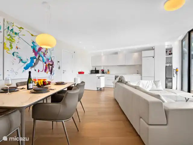 Denia Beach Penthouse huren in Spanje, Costa Blanca, Dénia - penthouse wooonkamer met keuken met veel licht.