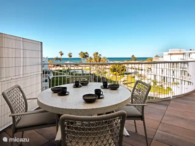 Denia Beach Penthouse huren in Spanje, Costa Blanca, Dénia - penthouse Dit is de foto vanaf de terras eettafel. Zoals je ziet zit er een mooi privacy scherm tussen de buren in en kun je heerlijk ontbijten, lunchen of dineren vanaf het terras.