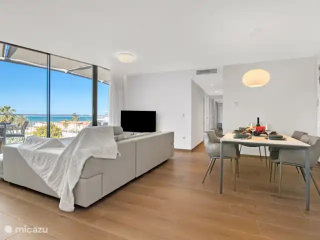 Denia Beach Penthouse huren in Spanje, Costa Blanca, Dénia - penthouse Dit is de foto van de living. Ook vanuit de living een prachtig uitzicht. Het is nog altijd genieten 's ochtends vroeg om een witte zee te zien, deze verkleurt in de loop van de dag naar diepblauw.