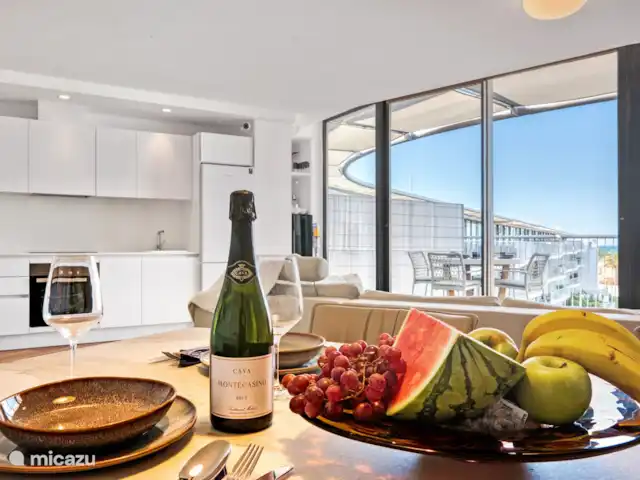 Denia Beach Penthouse huren in Spanje, Costa Blanca, Dénia - penthouse echt genieten in het appartement met heerlijk fruit en een glaasje champagne.