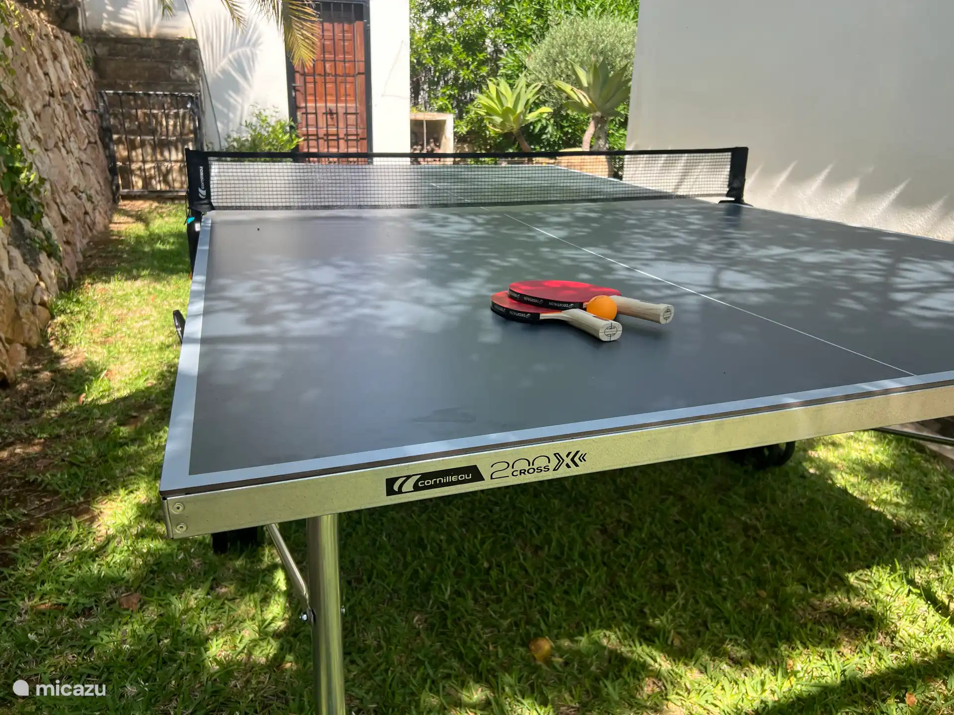 Spielen Sie eine Partie Tischtennis im schattigen Garten der Villa Fave in Jávea. Perfekt für einen entspannten Nachmittag mit Freunden oder der Familie.