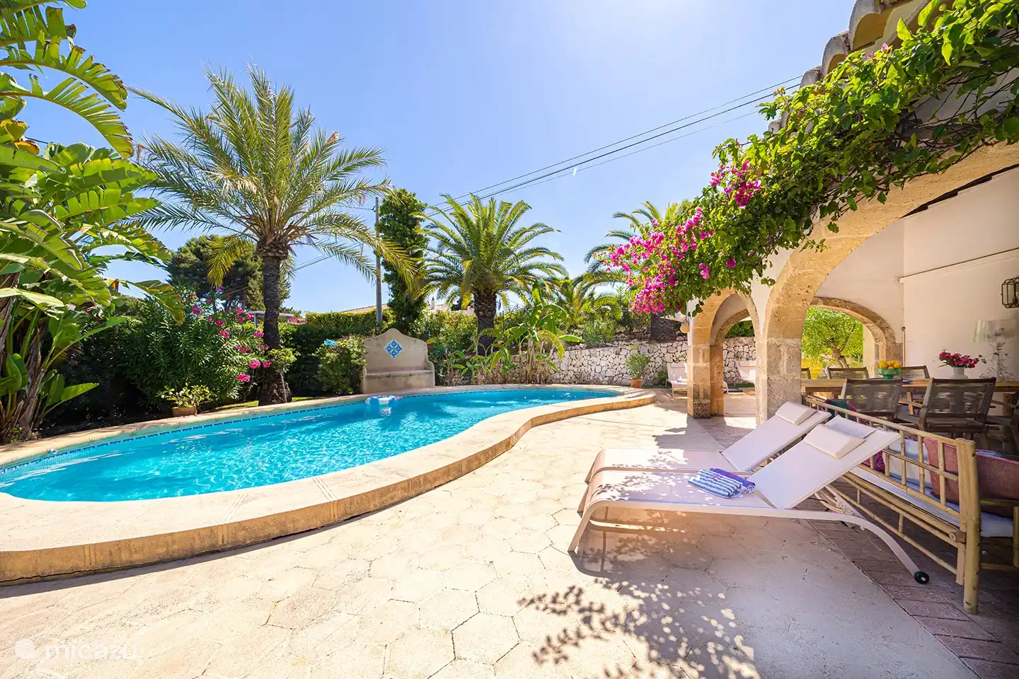 Schwimmbad mit Terrasse