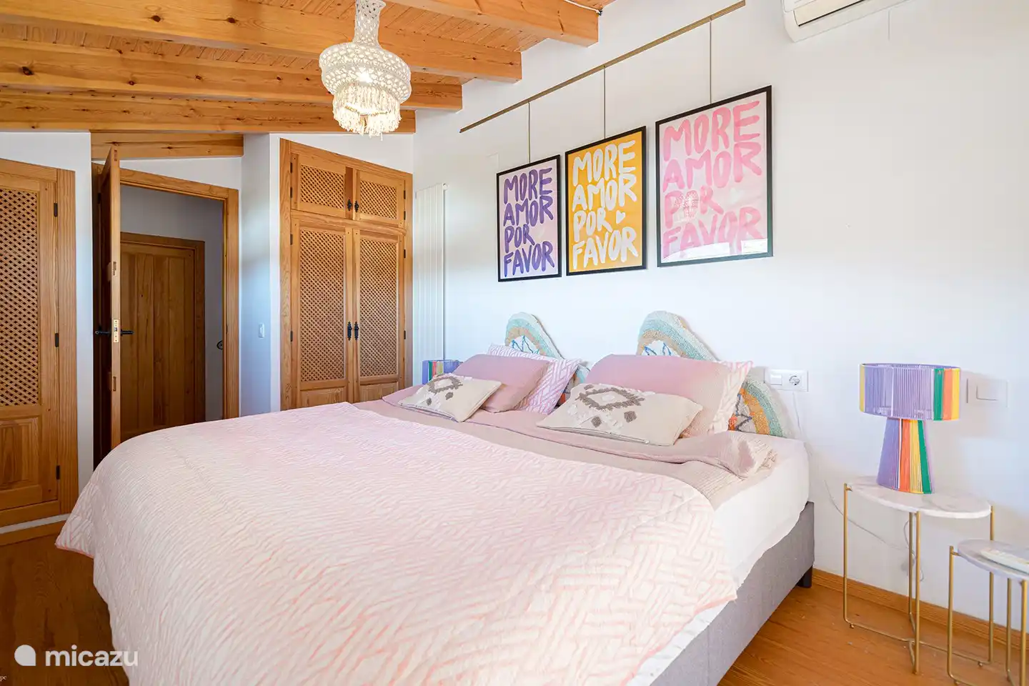 Großes Schlafzimmer im Obergeschoss mit 2x2m Bett