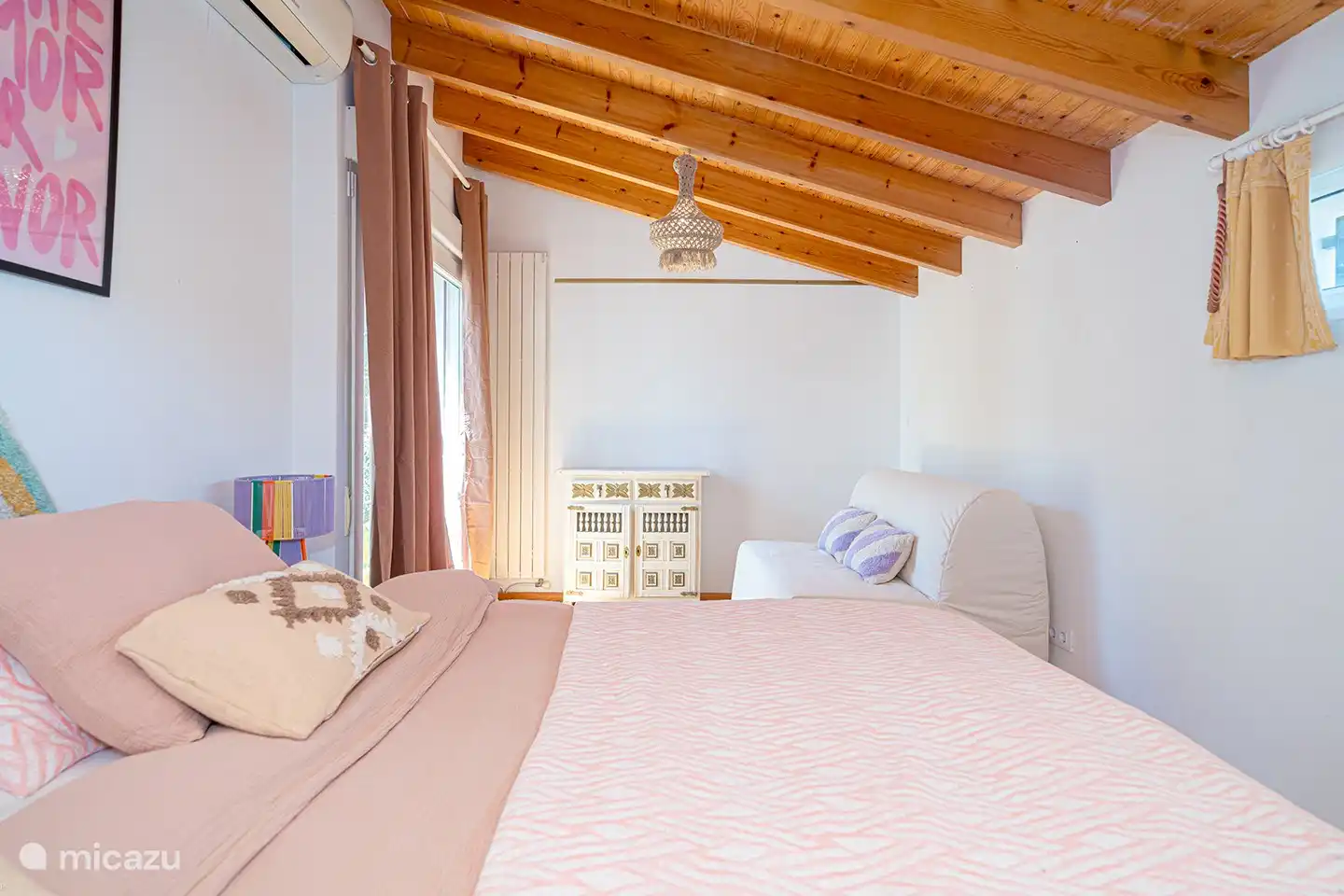 Großes Schlafzimmer im Obergeschoss mit 2x2m Bett