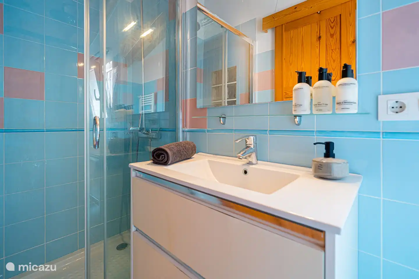 Badezimmer des großen Schlafzimmers im Obergeschoss