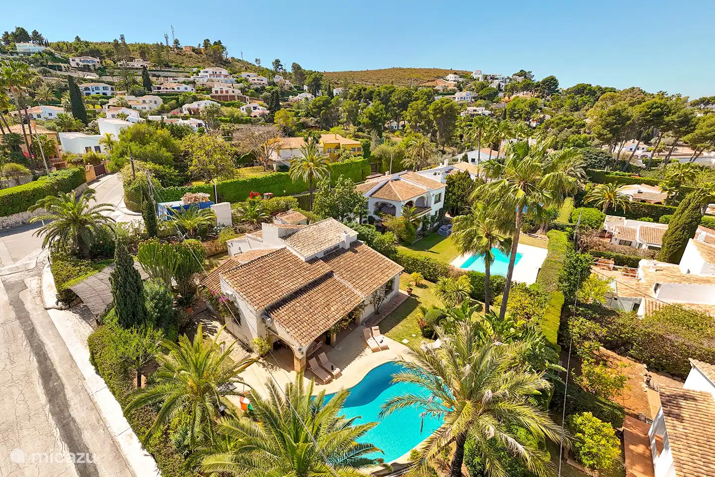 Luftaufnahme der Villa Fave und des grünen Viertels El Tosalet