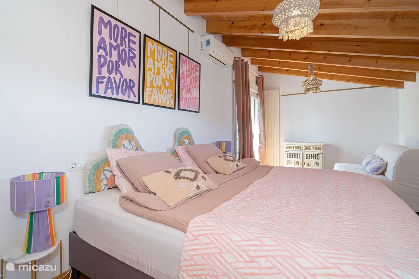 Großes Schlafzimmer im Obergeschoss mit 2x2m Bett