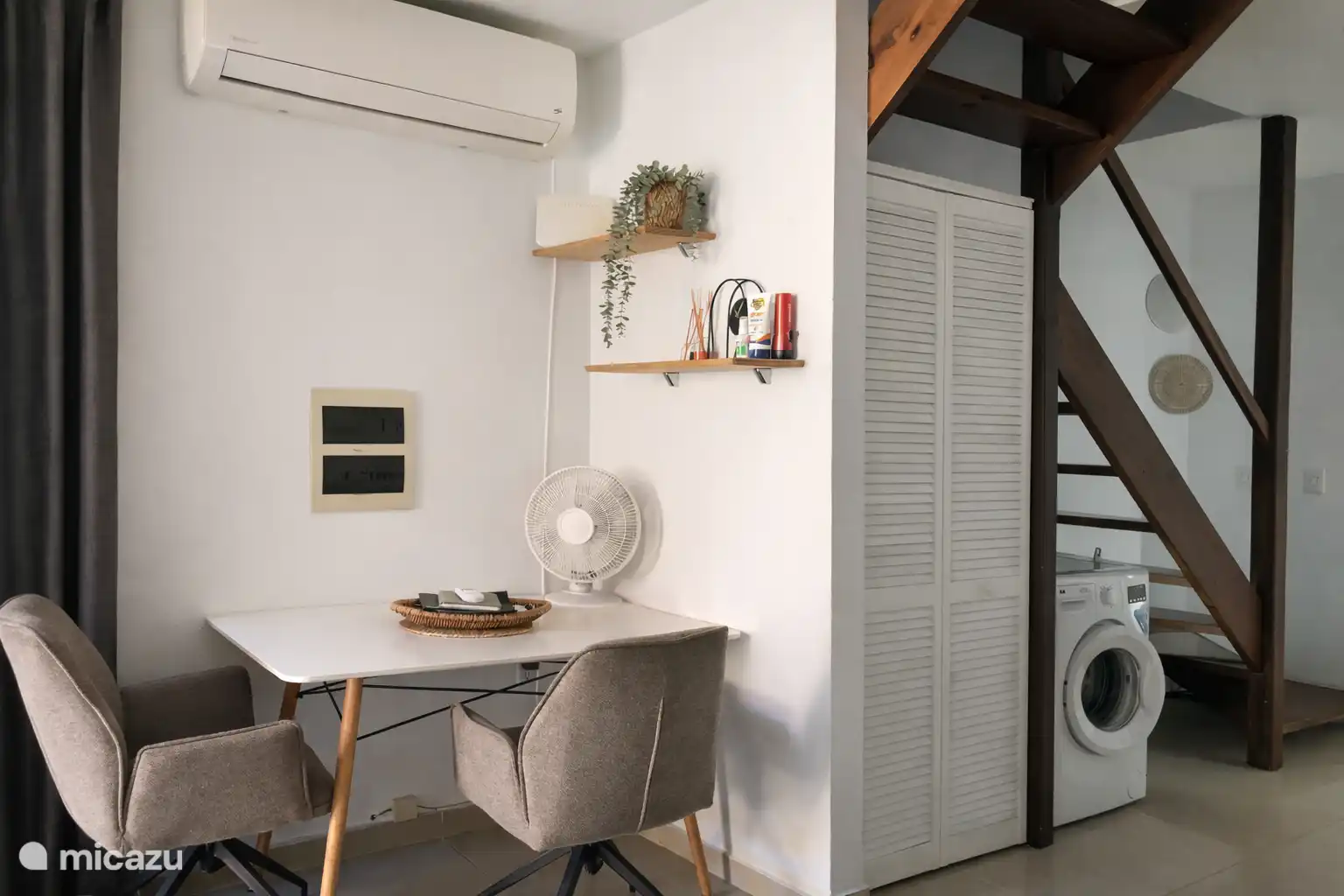 Tafel om te werken en eten. Wasmachine en vaatwasser aanwezig