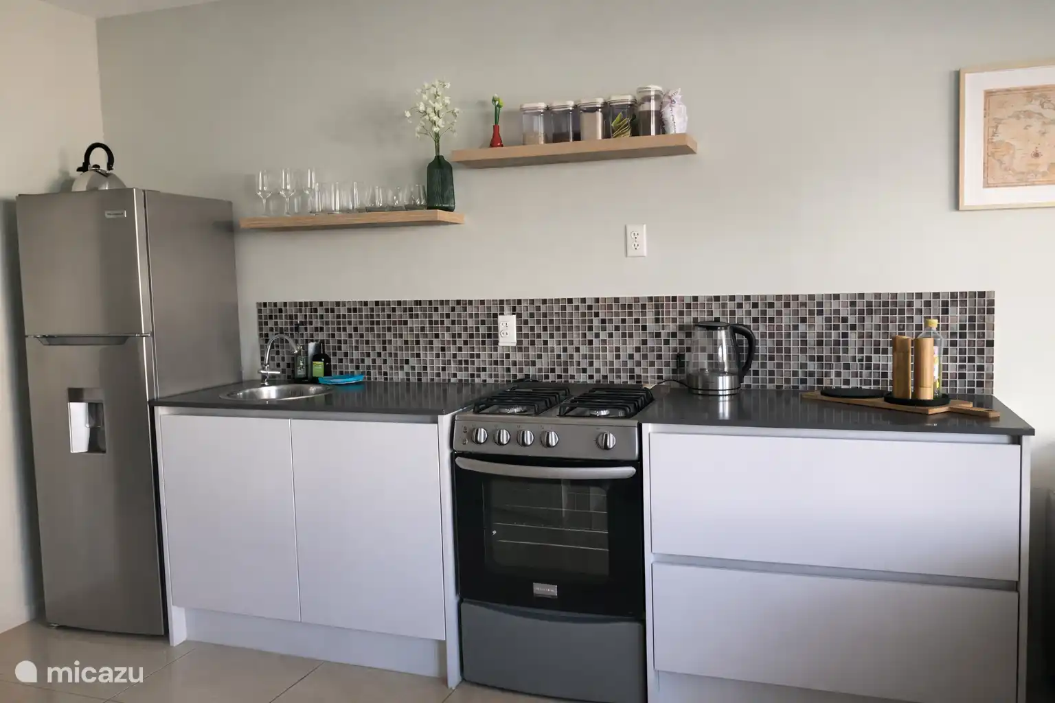 Eenvoudige moderne keuken en gasfornuis en koelkast