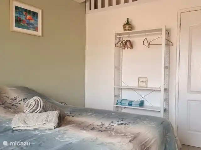 Location de Vacances Curaçao, Curaçao-Centre, Piscadera, maison mitoyenne - Nos Deseo - Emplacement privilégié à Curaçao Climatisation et placard ouvert