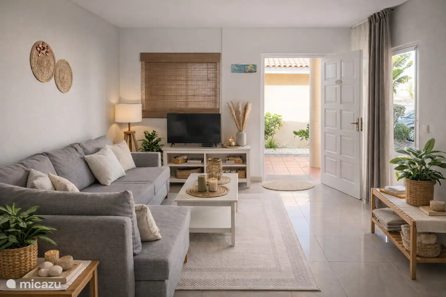 Slaapbank en tv in woonkamer