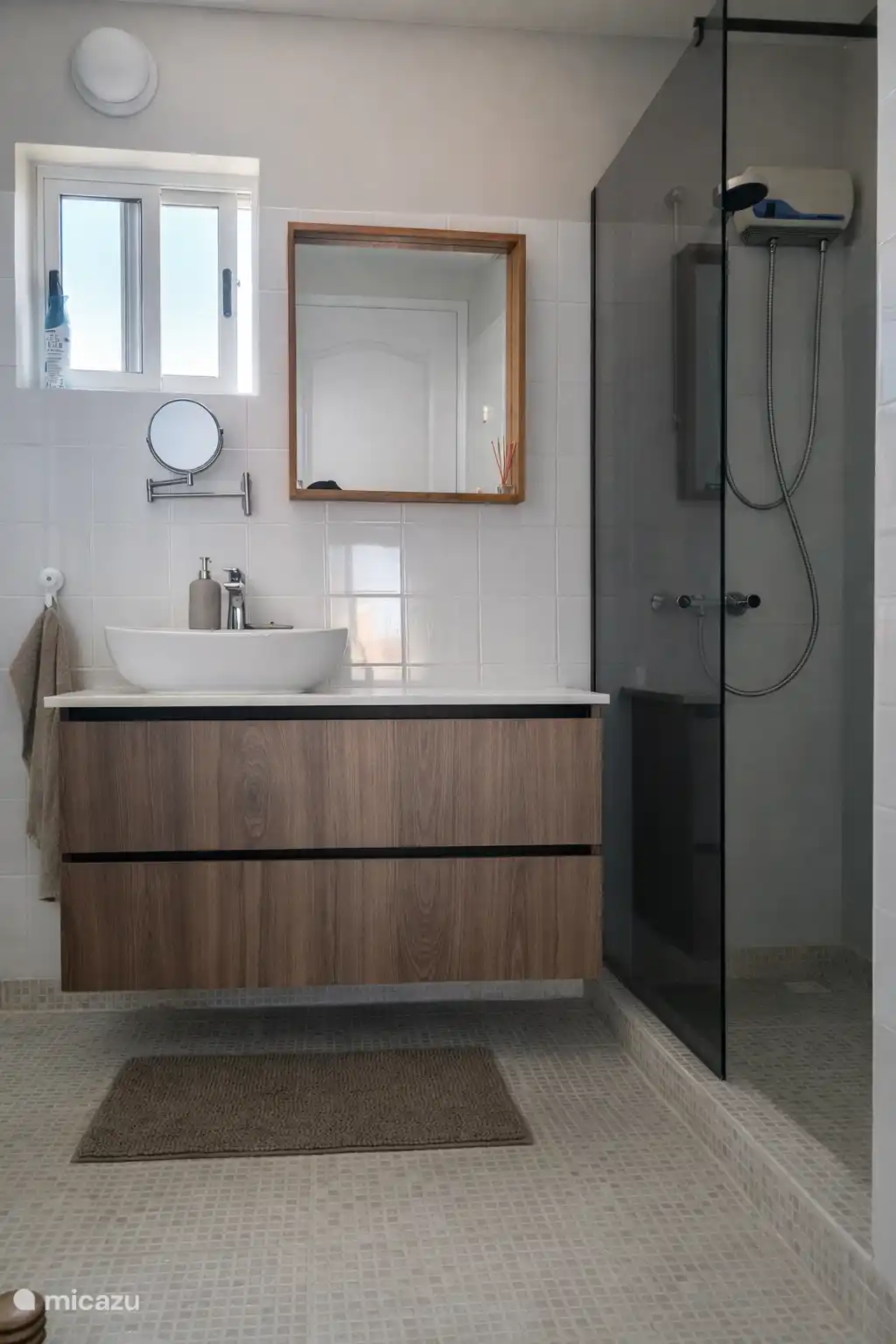 Wastafel en opbergruimte