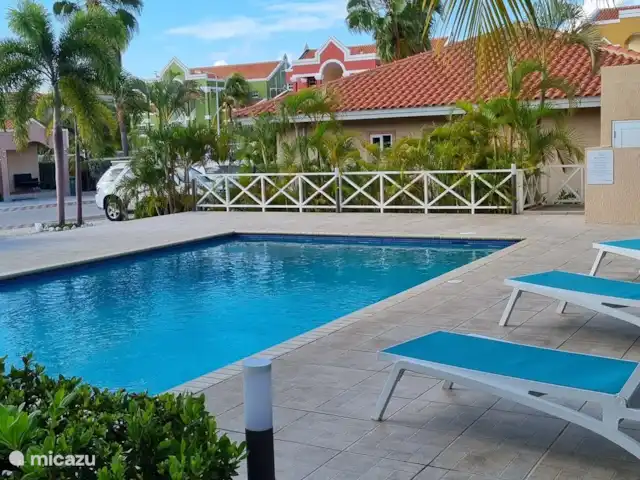 Location de Vacances Curaçao, Curaçao-Centre, Piscadera, maison mitoyenne - Nos Deseo - Emplacement privilégié à Curaçao Piscine avec chaises longues