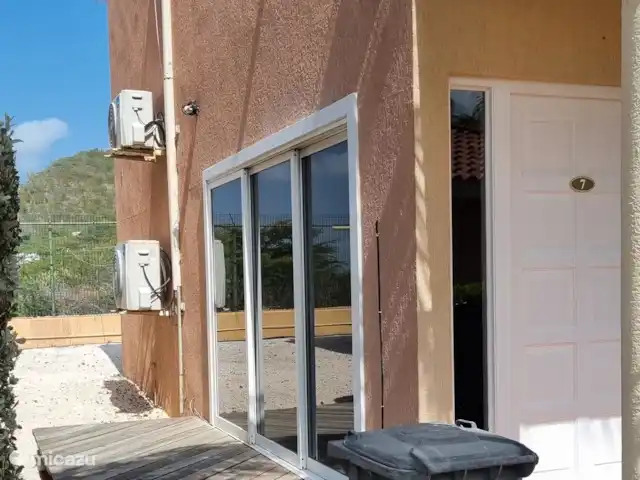 Location de Vacances Curaçao, Curaçao-Centre, Piscadera, maison mitoyenne - Nos Deseo - Emplacement privilégié à Curaçao Terrasse et portes coulissantes