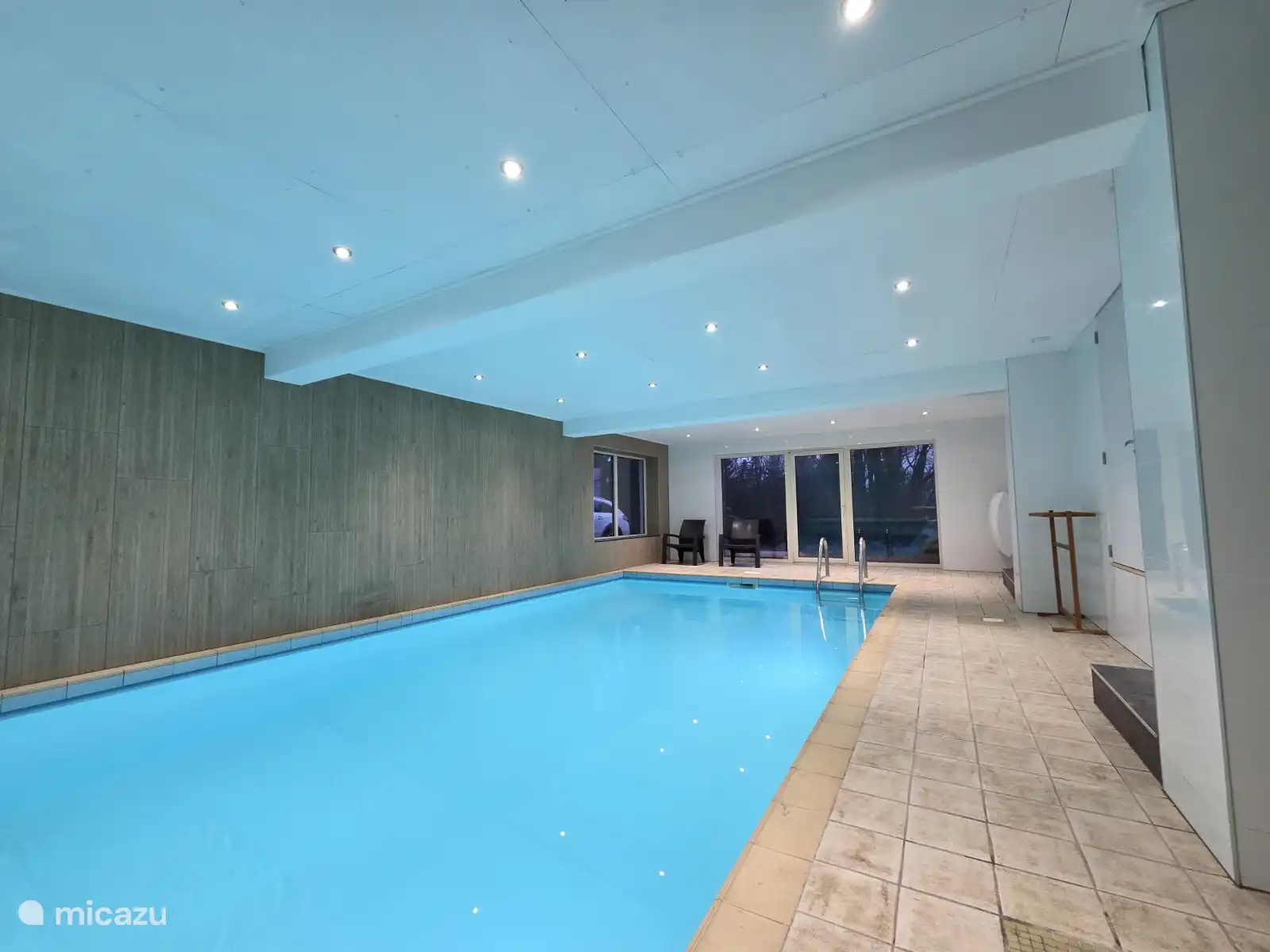 Piscine couverte arrière à droite