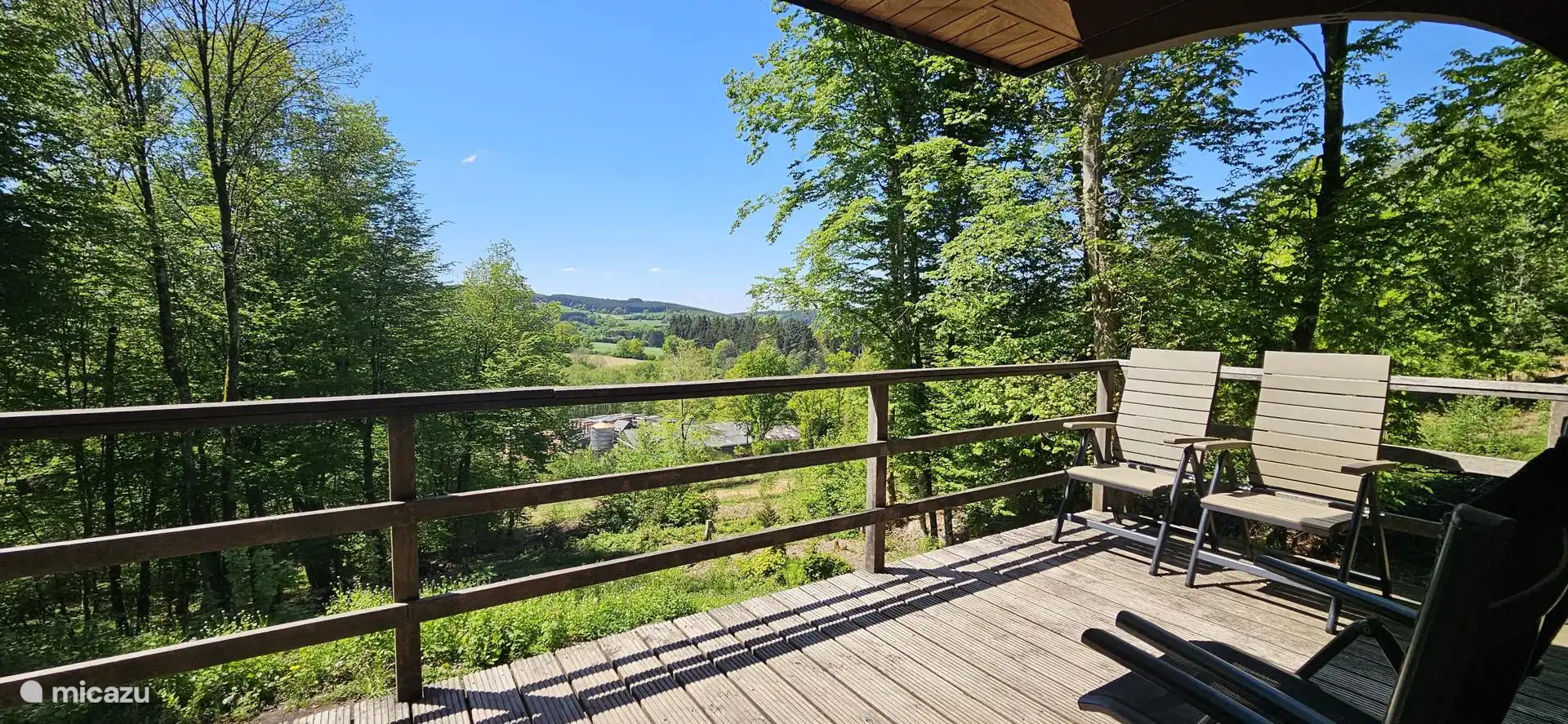 Geräumige Terrasse mit Aussicht