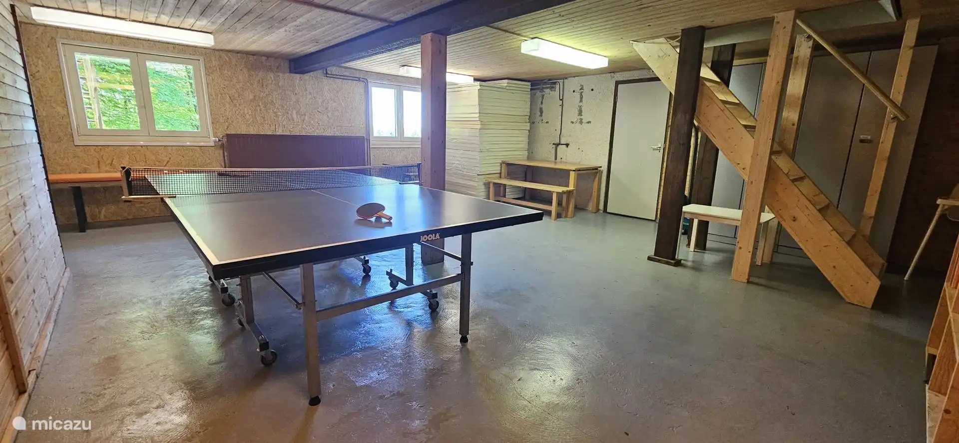 Spielbereich mit Tischtennisplatte und Spielen