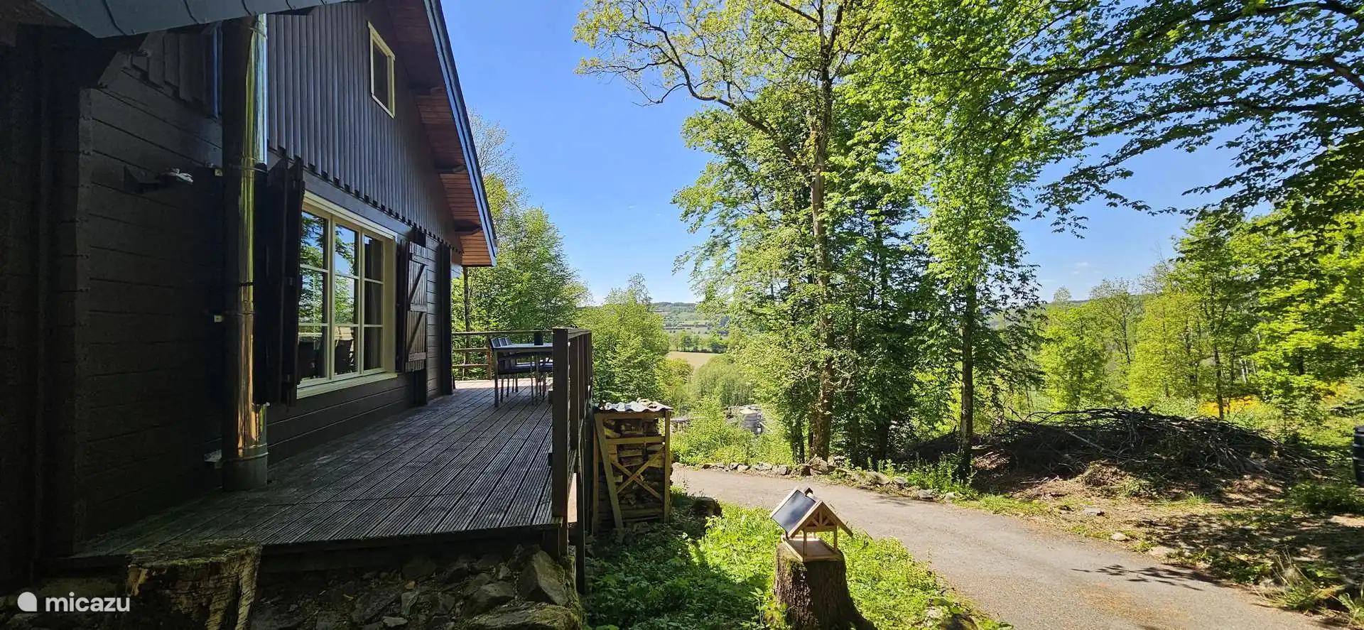 Seite des Hauses mit Aussicht