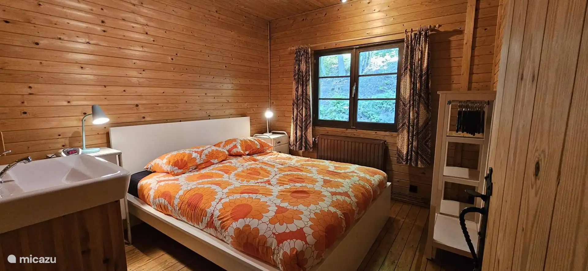 Schlafzimmer 1 mit Waschbecken