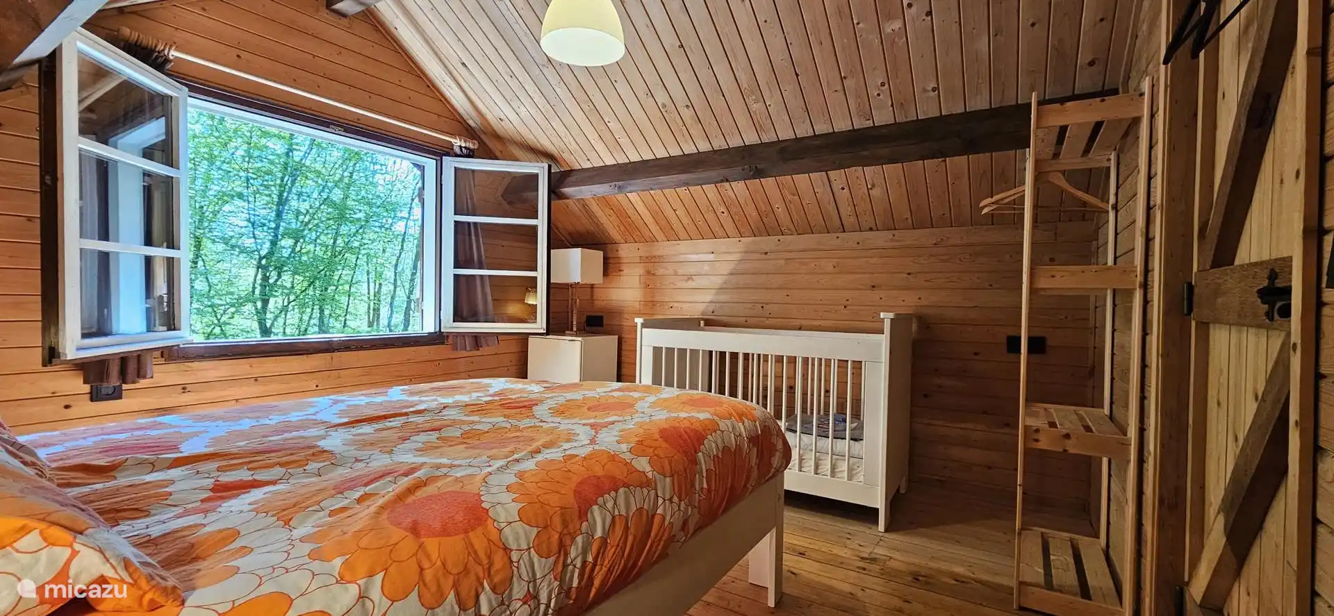 Schlafzimmer 4 im ersten Stock mit Babybett